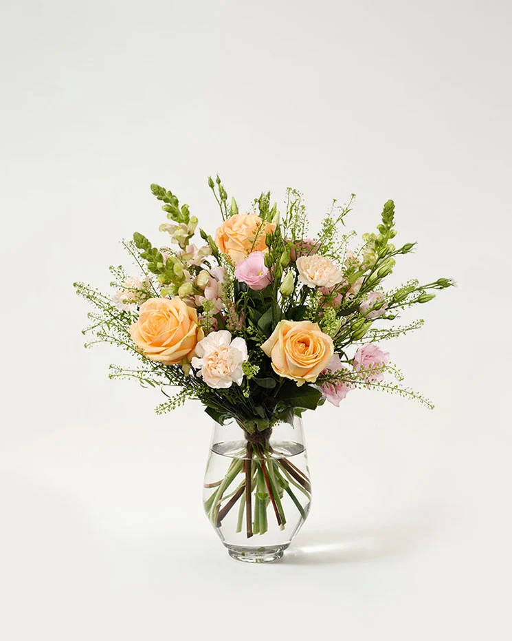 interflora skicka blommor Mellerud blommor i drömliknande färger. perfekt när du vill skicka rosor och nejlikor till en mottagare