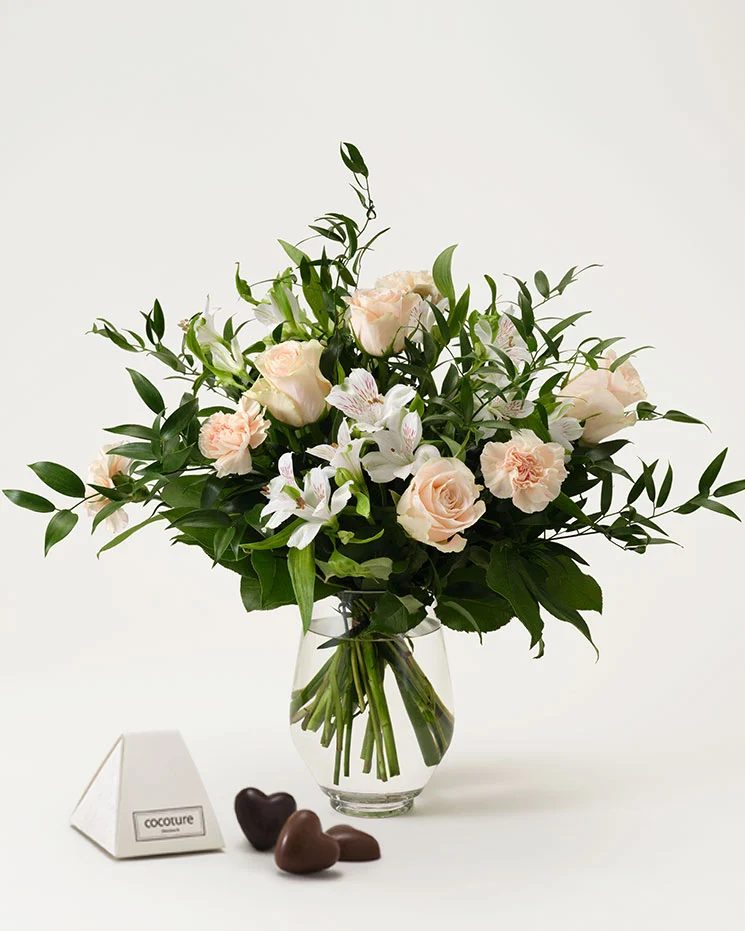 interflora skicka blommor Åstorp blombukett med vackra rosor för dig att beställa till någon speciell