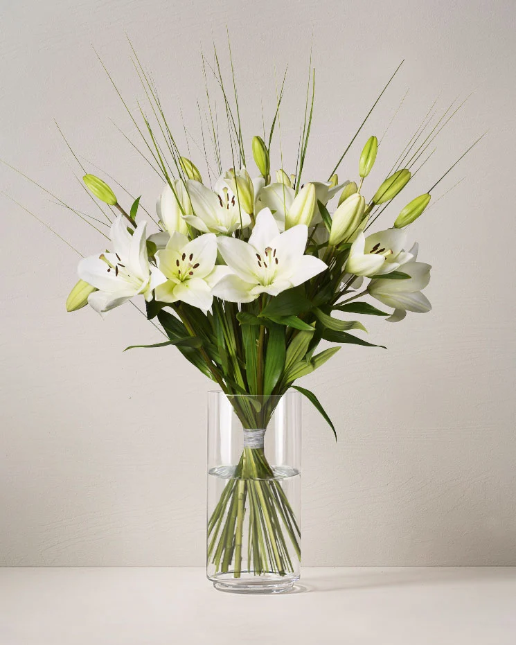 interflora skicka blommor Strängnäs vita snittblommor av liljor i klassisk blombukett som kan beställas online