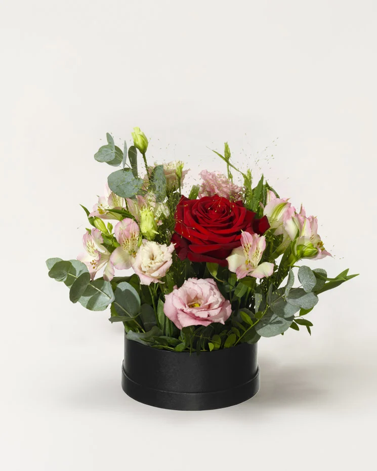interflora skicka blommor Åhus vackra blommor i en ask med kärlek som gör mottagaren glad