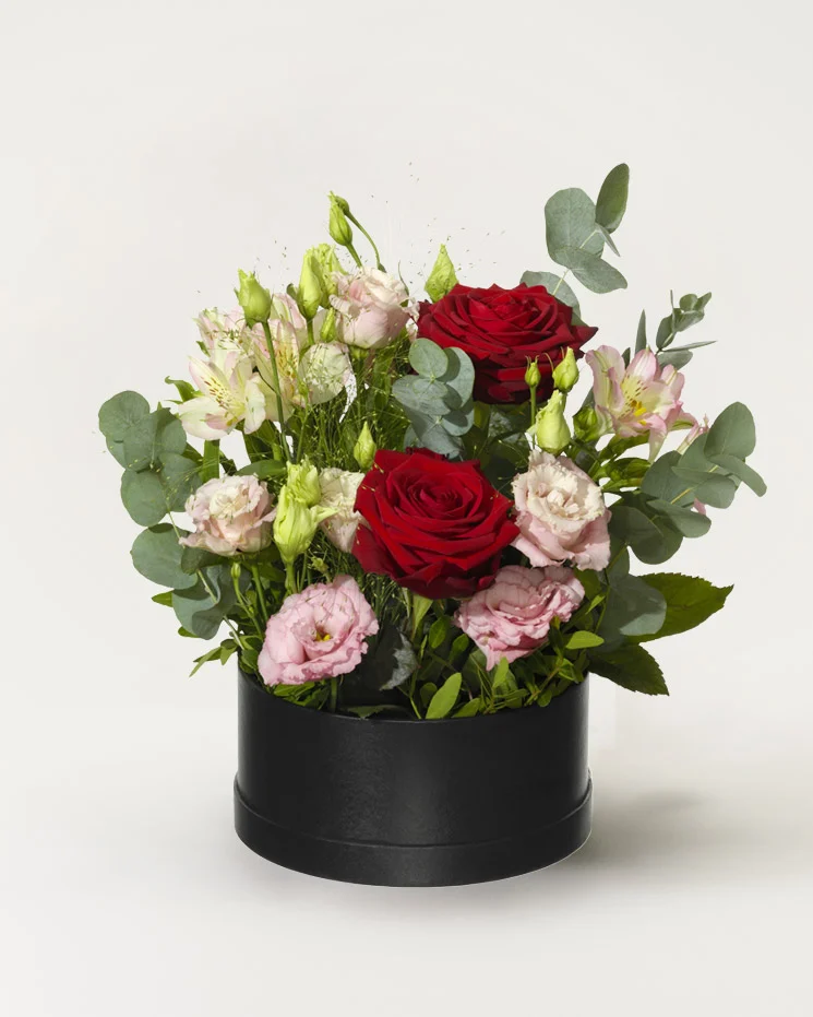 interflora skicka blommor Täby romantisk box med röda rosor, perfekt för alla hjärtans dag eller andra tillfällen