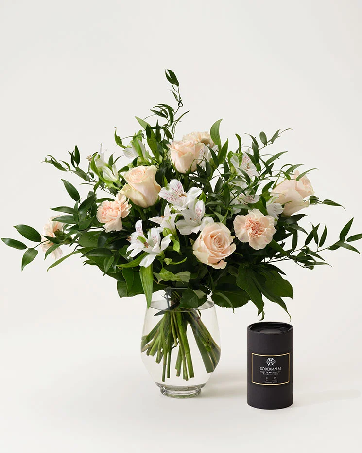 interflora skicka blommor Hofterup blomstrande bukett med nejlikor och rosor - överraska med blommor & lyx
