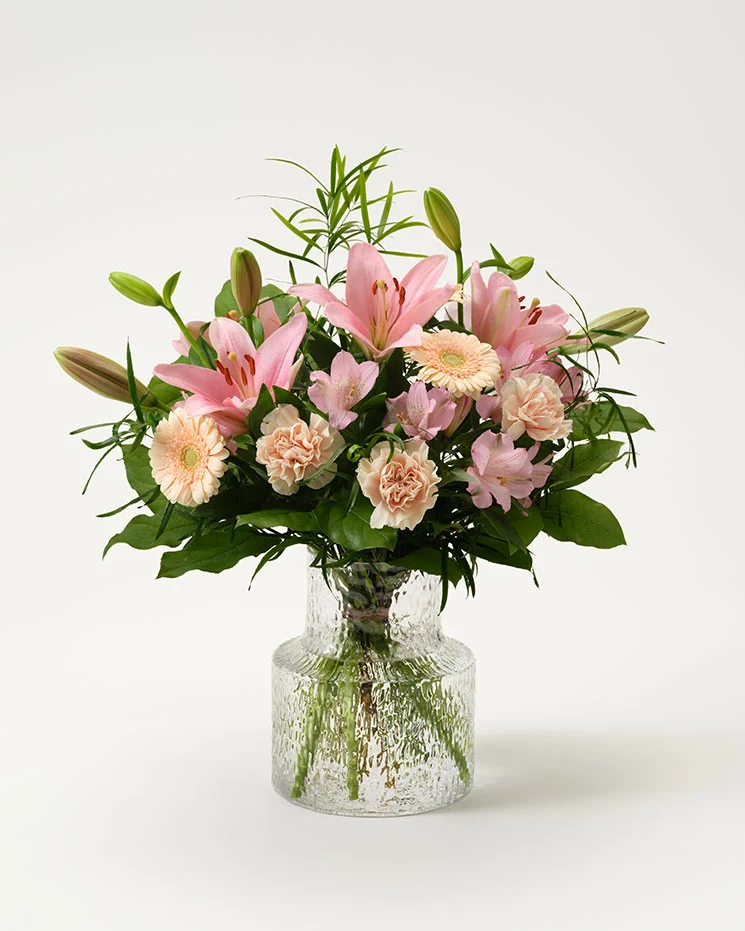 interflora skicka blommor Deje vacker bukett med blommorna liljor, germini, nejlikor och alstroemeria