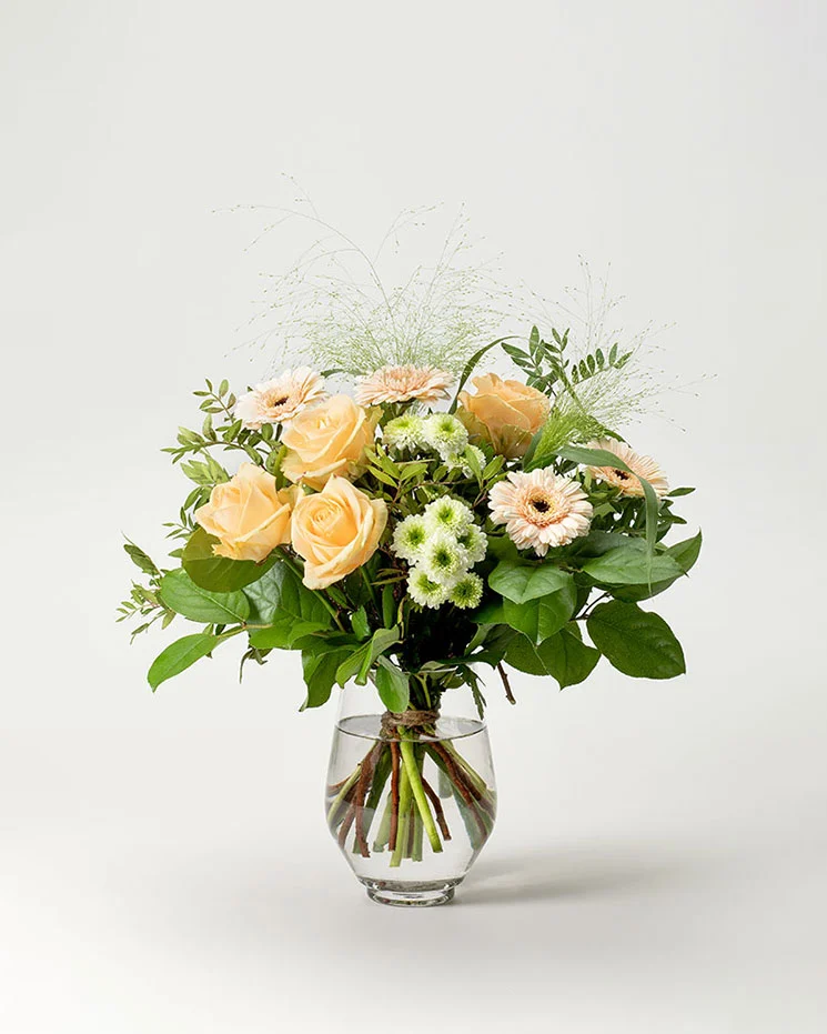 interflora skicka blommor Västerås skicka blombud med blommor som är i härlig aprikosfärg