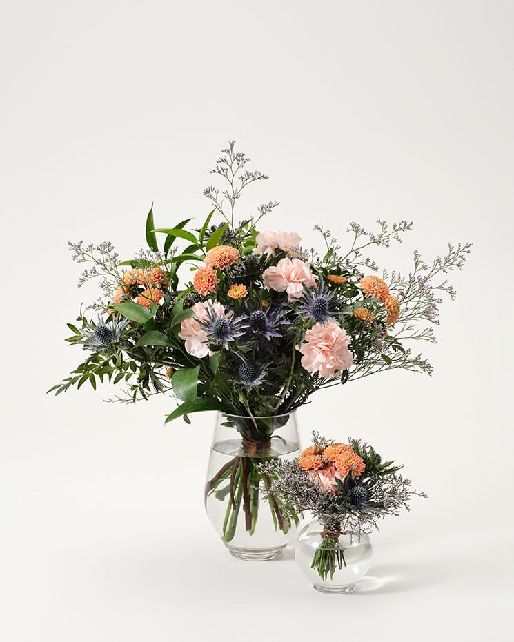 interflora skicka blommor Filipstad gratulera familjen med blommor såsom nejlikor och santini