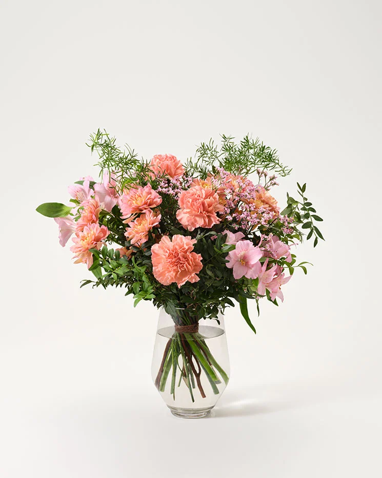 interflora skicka blommor Umeå buketten med blommor av nejlika - perfekt för dagar då vill skicka något vackert till någon speciell